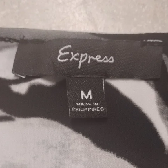 Express Monochrome Floral Blouse - Picture 2 of 3